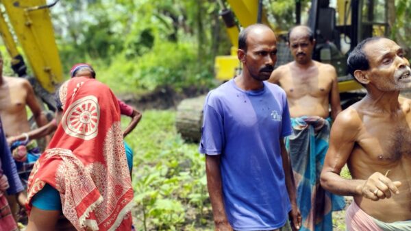 নড়াইলে সরকারী হালটের জমি দখল করে ইউপি সদস্যের ঘেরকাটা! ৯৯৯ কল পেয়ে কাজ বন্ধ করলো পুলিশ