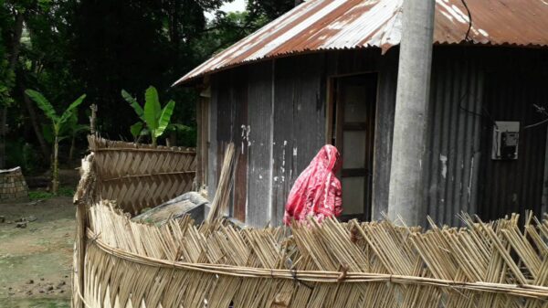 মহম্মদপুরে প্রভাবশালীদের দাপটে ঘরবন্দি এক অসহায় পরিবার