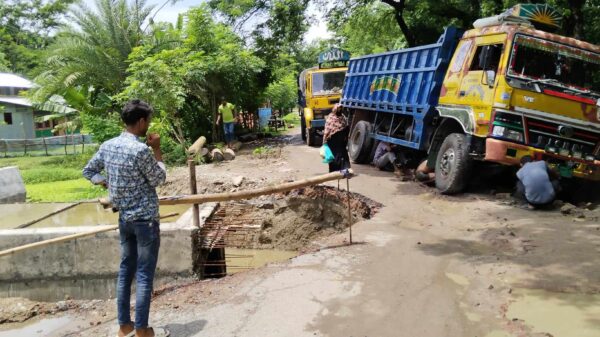 শরণখোলা আঞ্চলিক মহাসড়কে কালভার্ট নির্মানের নামে মরণ ফাঁদ সৃষ্টি। 2