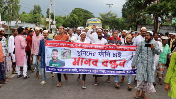 পাবনা-মহাসড়ক-অবরোধ-করে-বিক্ষোভ-ও-মানববন্ধন