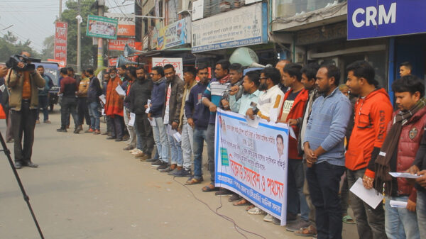 নির্বাচন ও দুর্নীতির বিচারের দাবিতে পাবনার সিএনজি মালিকদের বিক্ষোভ ও মানববন্ধন