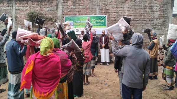 মাঝে উম্মাহ হেল্প ফাউন্ডেশনর সোয়েটার বিতরণ