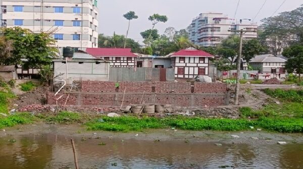 সরকারী খাল দখল করে ফাউন্ডেশন দেয়াল সহ স্থাপন করছে প্রভাবশালী মহল