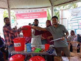 কাউখালীতে ঘূর্ণিঝড় রিমালে ক্ষতিগ্রস্থদের মাঝে হাইজিন কিট বিতরন