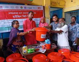 কাউখালীর আমরাজুড়ি ইউনিয়নে ঘূর্ণিঝড় রিমালে ক্ষতিগ্রস্থদের মাঝে হাইজিন কিট বিতরন