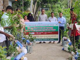 ঝালকাঠি সদরে পুষ্টি সমৃদ্ধ নিরাপদ ফসল গ্রাম বাস্তবায়নের লক্ষ্যে প্রদর্শনীভূক্ত কৃষকদের মাঝে বিভিন্ন ধরনের উপকরণ বিতরণ